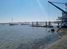Waterfront Retreat - Modern Apartment, hotel with parking in Burnham-on-Crouch