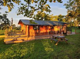Cosy wood cabin in rural area near national park, отель в городе Камнок