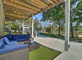 Lakefront Home in Quiet Cove with Patio and Kayaks!, hótel með jacuzzi-potti í Old Hickory