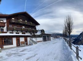 Ferienhof-Oberer-Gollmitzer-2-5-km-oberhalb-von-Heiligenblut-ruhige-sonnige-Lage-Glocknerblick, hotel in Heiligenblut
