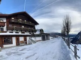 Ferienhof-Oberer-Gollmitzer-2-5-km-oberhalb-von-Heiligenblut-ruhige-sonnige-Lage-Glocknerblick