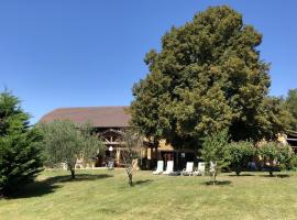 Villa de 4 chambres avec piscine privee jacuzzi et jardin clos a Proissans, hotel with parking in Proissans