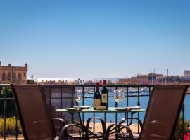 Front line townhouse Face la mer in Ferragudo luxury sea views, готель у місті Феррагуду