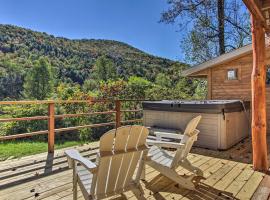 Killington Area Escape with Deck and Private Hot Tub!, chata v destinácii Stockbridge