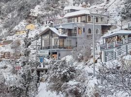 The Celebre- Cheerful & vibrant cottage in Magnificence, Kanatal, hotel a Kanatal