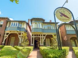 Falcon Lodge: Sidney'de bir otel