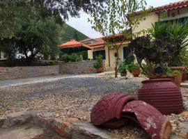 Rodomelo House - 3 Bedrooms, hotel a Leonidion (Leonidio)
