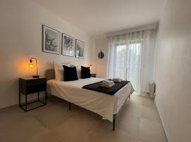 Domaine D'Ahmosis, modern 2 bedrooms refurbished apartment, f3 moderne fraichement rénové, casa de praia em Le Cannet