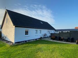 A Vesterhav - tæt på 18b og hotel, cottage in Harboør