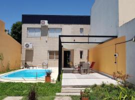 Casa con pileta LA PLATA, hotel in La Plata