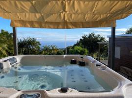 L'escapade créole Jacuzzi Privatif Bungalow Vanille, feriebolig i Saint-Joseph