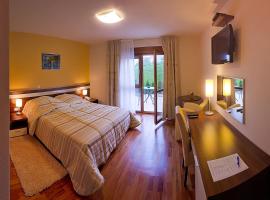 Deluxe Hotel with Swimming Pool, hotel v destinaci Rakovica