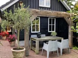 Uniek houten huis nabij bos en plassen