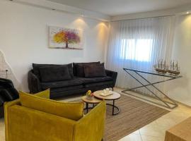 פנטאוז מדהים בקרית אתא, hotel en Qiryat Ata