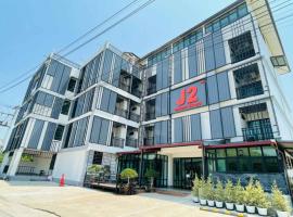 J2 Residence Chiang Rai، فندق بالقرب من جامعة راجابات تشيانغ راي، شيانج راي