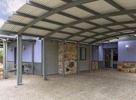 Kickenback Studio - Gym l Indoor Pool l Tennis l Air-Con l WiFi l BBQ, hotel v destinaci Crackenback