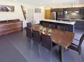 Kickenback Chalet - 2BR Chalet l Gym l Indoor Pool l Tennis Court l WiFi l Air-Con