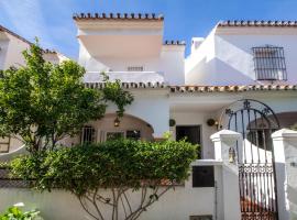 A cozy and elegant townhouse across the beach, holiday rental in Torre de Benagalbón