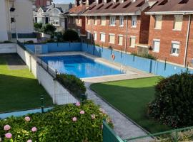 Apartamento con piscina y WIFI a 100 metros de la playa en Somo, Hotel in Somo