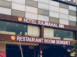 HOTEL RAJMAHAL INN、Bhiwadiの駐車場付きホテル