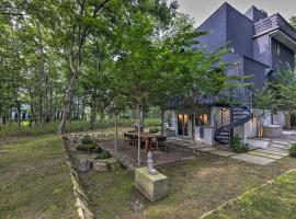 Unique Southampton Getaway with Rooftop Deck!, Wellnesshotel in Southampton