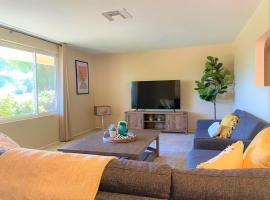 Luxe 4BR 2BTH l Pool & Grill l Central Location l Mountain View l Family Vacation l RV Site, hotel in Sierra Vista
