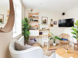 Large Luxury Studio in Heart of Richmond, holiday rental in Richmond