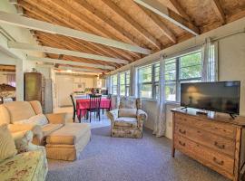 Rustic Retreat Across from Lake Family Friendly!, hytte i Union