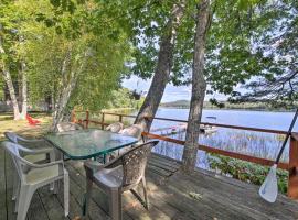 Quiet and Lovely Lakefront Cottage for Families!, hotell med parkeringsplass i Union