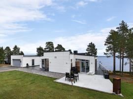 Luxury modern 5BR beach House for Weekend Getaways near Piteå, golf hotel in Piteå