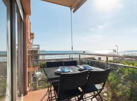 Ocean view apartment renovated, hotel in Gavà