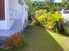 Maison contemporaine à Pointe-Noire avec jardin clôturé