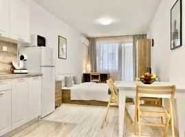 Cozy Studio next to State Opera with Work Space