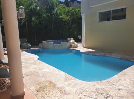 Villa con piscina boca chica juan dolio, hotel in Guayacanes