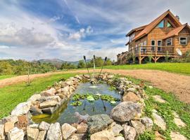 Cozy Mountaintop Hideaway on 13 Acres with Gas Grill, hotell med parkering i Sandymush