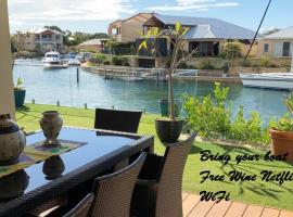 Sandpiper Island Tranquil Waterfront Views & Jetty, holiday home in Wannanup