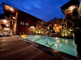 Tomohon Private Pool Villa Batu, cottage in Malang