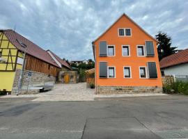 Haus 13 zum Südblick: Garnbach şehrinde bir otoparklı otel
