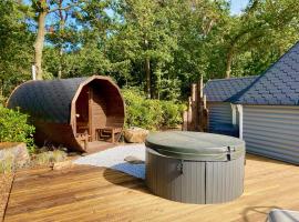 Luxe Finse Kota met Jacuzzi en SaunaBarrel de Zandhoef, hotel v destinaci Eersel