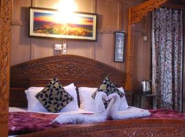 Young Shahzada Group of Houseboats, barco en Srinagar