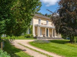 Henge Estate - Restored Manor House, up to 11 en-suite bedrooms, ladanjska kuća u gradu 'Shrewton'