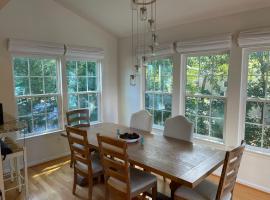 Pristine 4 Bedroom Holiday Vacation Home with Workspace, pet-friendly hotel in Egg Harbor Township