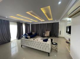 Super Sweet 3 bedroom apartment، فندق في Bamgbose