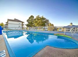 Branson Retreat with Community Pool and Hot Tub!, pet-friendly hotel in Branson