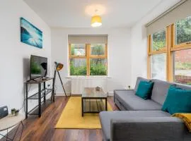 Stylish Central Watford 2 Bedroom and Sofa Bed Apartment with Free Parking