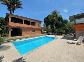 CASA INTEIRA entre Guaratiba e Campo Grande, Rio de Janeiro-RJ, a 40 min da praia, próximo ao Estádio Miecimo da Silva e Park Shopping- Ideal para descanso, encontros, festa e lazer-3000 m2, hotel with pools in Rio de Janeiro