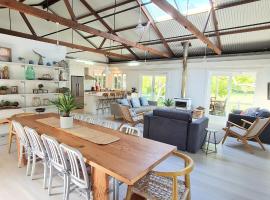 Rock Davis Luxury Beachouse - 100mtrs to Beach, hotel com banheiras de hidromassagem em Patonga Beach