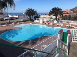 Duplex Walk to Anfi Beach 3 Pools Large Terrace, Hotel in Los Caideros