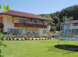 Apartment in Naz Sciaves with garden, hotel din Naz-Sciaves