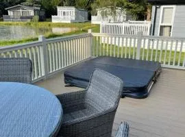 Bramble Lodge with Hot Tub